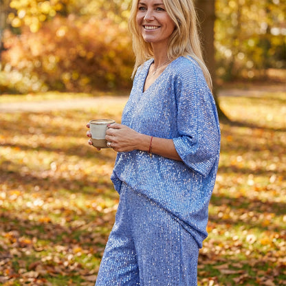 Women's leisure suit with V-neck and sequins